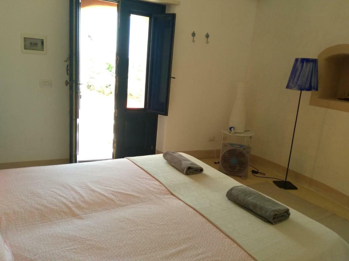 Alicudi Giardino Dei Carrubi- Al Gradino 365 Bed & Breakfast Екстериор снимка