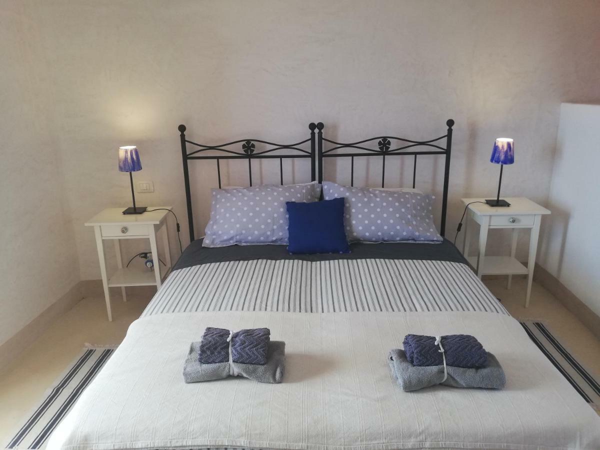 Alicudi Giardino Dei Carrubi- Al Gradino 365 Bed & Breakfast Стая снимка