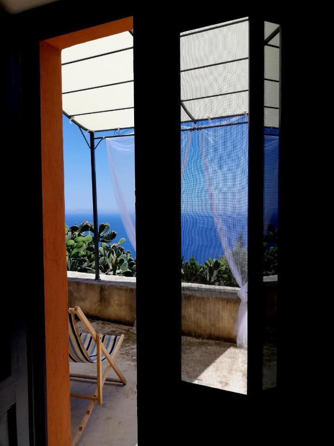Alicudi Giardino Dei Carrubi- Al Gradino 365 Bed & Breakfast Екстериор снимка